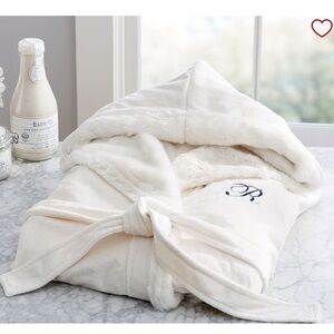 NWOT Pottery Barn Faux Fur Hooded Bath Robe - Ivory Alpaca